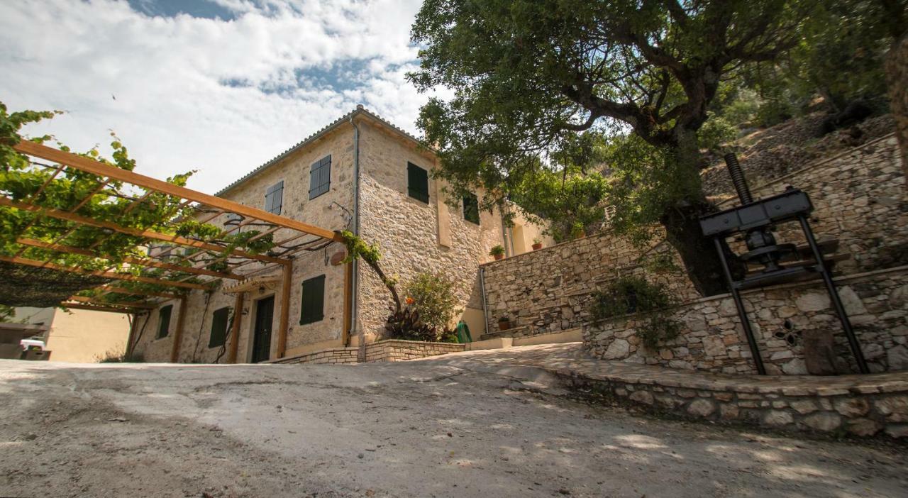 Maison d'hôtes Castelli Olive Press à Akharavi Extérieur photo